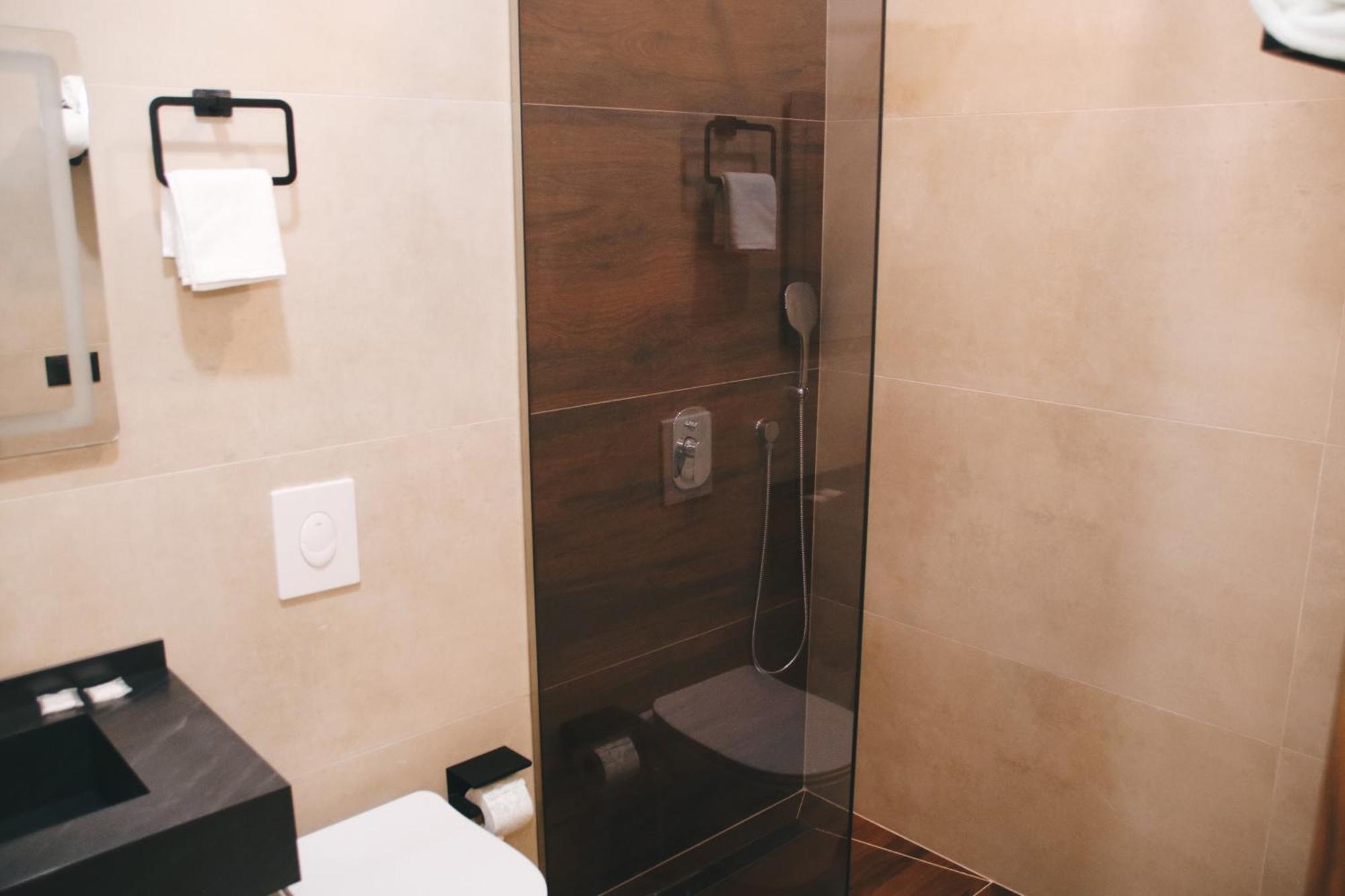 Hotel Rozafa Suhareke 外观 照片