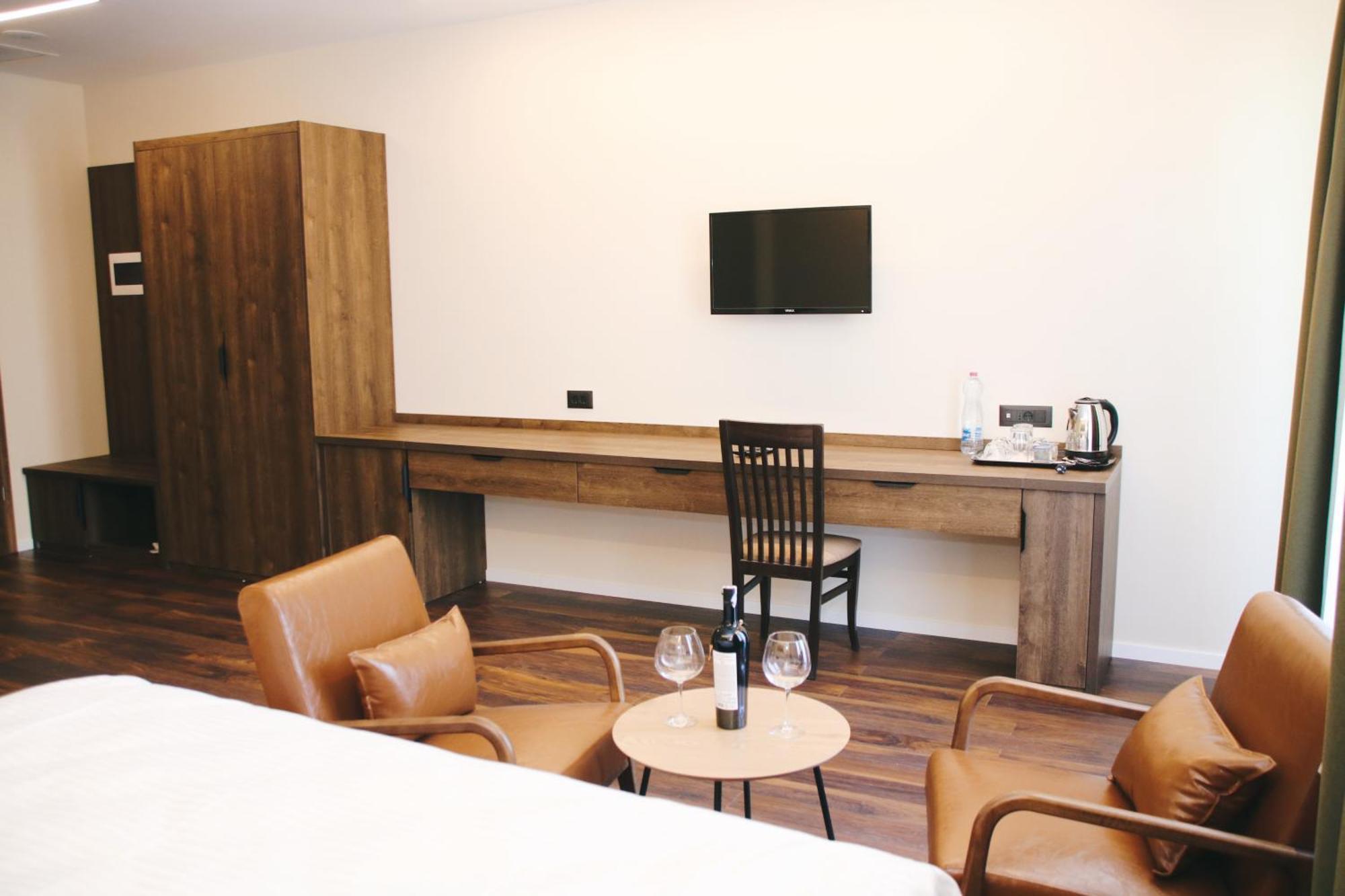Hotel Rozafa Suhareke 外观 照片