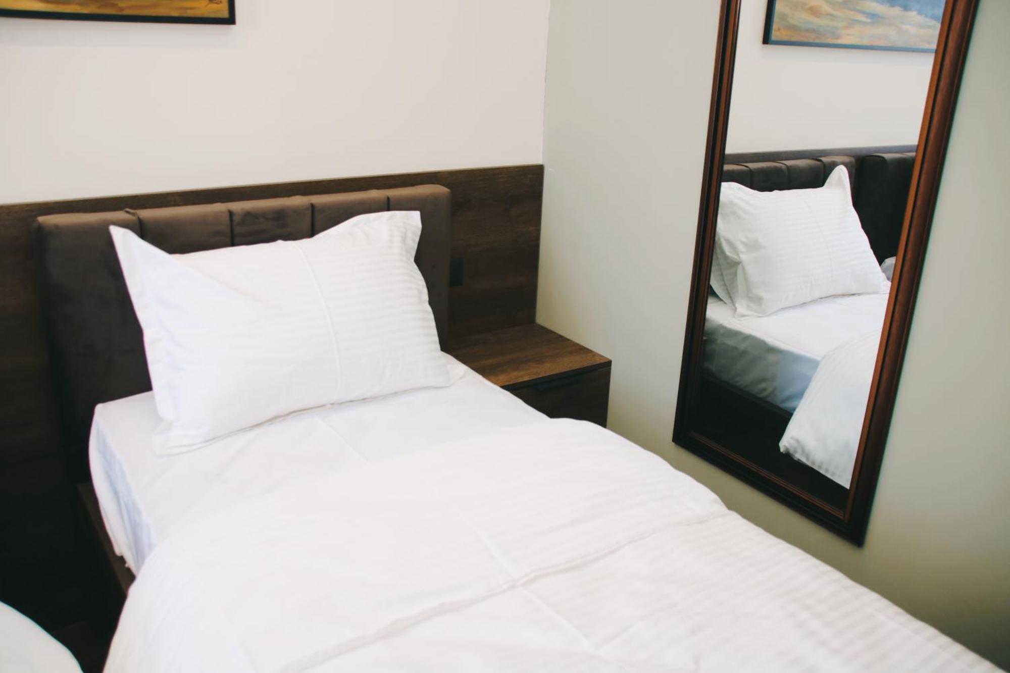 Hotel Rozafa Suhareke 外观 照片
